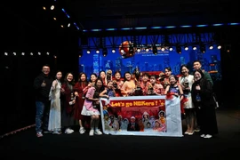 Moment de fierté pour les artistes sur la scène du Festival international des arts Asie-Pacifique. Photo : thethaovanhoa.vn