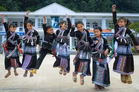 Des élèves issus des minorités ethniques devant leur nouvelle école. Photo: NDEL