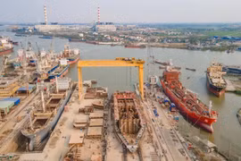 Compte tenu du potentiel inexploité du marché de la construction navale, le Vietnam doit rapidement mettre en place des mécanismes et des politiques pour aider les constructeurs navals à obtenir davantage de commandes. Photo : VietnamPlus
