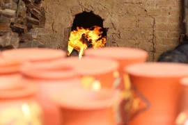 Depuis des centaines d'années, les produits en céramique de Phu Lang sont cuits dans des fours à bois. Photo: toquoc.vn