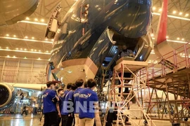 Des étudiants de l'Université des sciences et technologies de Hanoi (USTH) en stage chez la compagnie d’ingénierie de Vietnam Airlines (VAECO). Photo : VNA