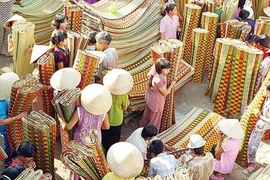 Un marché vendant des nattes de Ban Thach. Photo : https: tourdanangcity.vn