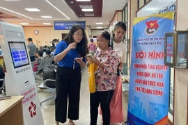 L'Union de la jeunesse de Hanoi a créé 126 équipes de jeunes bénévoles pour soutenir les centres de services administratifs publics. Photo : thanhnien.vn