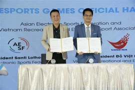 Le président de la VIRESA, Dô Viêt Hung (à droite), et le président de l'AESF, Santi Lothong, lors de la cérémonie de signature. Photo : VNA