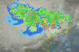 Les images radar prises à 6h le 26 juin montraient des nuages d'orage couvrant la majeure partie du Nord du Vietnam et de nombreux éclairs sur une vaste zone pendant l'orage. Source : NCHMF 