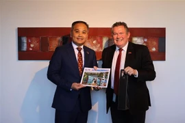 L’ambassadeur du Vietnam en Nouvelle-Zélande, Phan Minh Giang (à gauche) et le maire de Palmerston North, Grant Smith. Photo : VNA