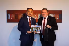 L’ambassadeur du Vietnam en Nouvelle-Zélande, Phan Minh Giang (à gauche) et le maire de Palmerston North, Grant Smith. Photo : VNA