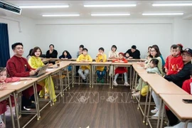 Participants au programme «Préserver la culture vietnamienne – Préserver la langue vietnamienne au Japon» de la communauté vietnamienne de la région de Kyushu, en l’honneur de la Journée internationale des femmes le 8 mars. Photo : VNA