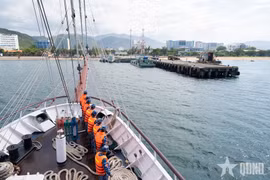 Le voilier 286-Lê Quy Dôn accoste au port de Nha Trang, dans le Centre, après sa mission internationale de formation maritime, Photo: qdnd.vn