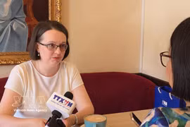La directrice par intérim du Centre ASEAN de l’Institut d’État des relations internationales de Moscou (MGIMO), Ekaterina Koldunova, au micro de la VNA. Photo : VNA