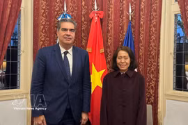 L’ambassadrice Ngô Minh Nguyêt (à droite) et le sénateur Jorge Milton Capitanich, président du Groupe d’amitié asiatique du Sénat argentin, à l’ambassade du Vietnam en Argentine, le 8 juin. Photo : VNA