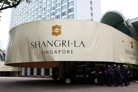 Des policiers assurent la sécurité près de l’entrée de l’hôtel Shangri-La à Singapour, le 30 mai 2025. Photo: Reuters