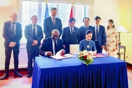 Les responsables du Musée de la Victoire de Diên Biên Phu et du Mémorial de Caen signe un accord de coopération. Photo : VOV