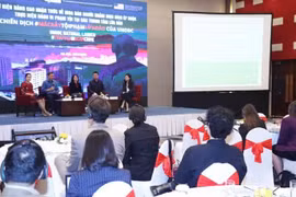 Des délégués se réunissent lors d’un débat tenu dans le cadre de la conférence pour sensibiliser le public à la traite des êtres humains dans les centres d’escroquerie. Photo : VietnamPlus