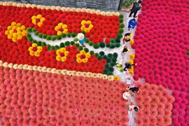 Des bouquets d'encens aux couleurs vives créent un effet visuel incroyable. Photo : VNP