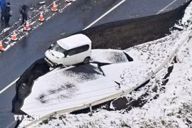 Route endommagée après un séisme dans la préfecture d'Aomori, au nord-est du Japon, le 9 décembre 2025. Photo : Kyodo