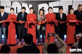 Des délégués coupent le ruban lors de l'inauguration du premier complexe cinématographique Aeon Beta du Vietnam à Hanoi, le 7 décembre 2025. Photo : Tuôi Tre