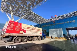 Premier chargement de nids d'oiseaux exportés vers la Chine via le poste-frontière du pont Bac Luân II à Mong Cai, province de Quang Ninh. Photo : VNA