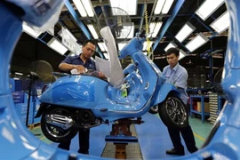 Dans l'usine de fabrication des scooters de la Sarl Piaggio, une entreprise à 100% capital d'investissement italien, basée à Vinh Phuc, dans la province de Phu Tho (Nord). Photo : VNA