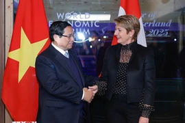 Le Premier ministre vietnamien Pham Minh Chinh (à gauche) rencontre la présidente suisse Karin Keller-Sutter lors de son voyage pour assister à la 55e réunion annuelle du Forum économique mondial à Davos, en Suisse, le 21 janvier 2025. Photo : VNA