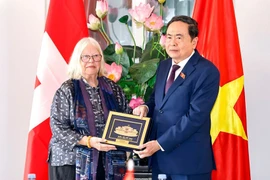 Le président de l’Assemblée nationale du Vietnam, Trân Thanh Mân, (à droite), remet un cadeau à la présidente de l’Association d’amitié Suisse-Vietnam, Anjuska Marija Weil, le 28 juillet. Photo : VNA