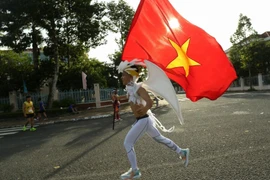 Un athlète court le marathon international Vietcombank du delta du Mékong 2025. Photo : VNA