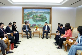 Le vice-Premier ministre Lê Thành Long (à droite) recevant l’ambassadeur de Chine au Vietnam, He Wei, à Hanoi, le 25 décembre. Photo : VNA