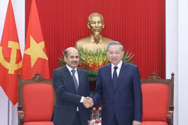 Le secrétaire général du Parti, Tô Lâm (à droite), serre la main de l’ambassadeur d’Inde au Vietnam, Sandeep Arya, à Hanoi, le 6 août. Photo : VNA