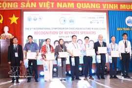 Les organisateurs remettent des certificats aux intervenants au huitième Symposium international sur l’aquaculture en cages en Asie (CAA8), à Khanh Hoa, le 16 juillet. Photo : VNA