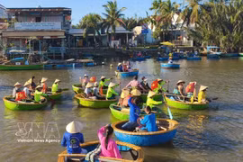Le tourisme en bateau-panier dans le village de Cam Thanh, à Dà Nang, apporte d'importants bénéfices économiques à la population locale. Photo: VNA