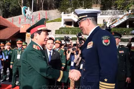 Le ministre vietnamien de la Défense, Phan Van Giang (à gauche) et son homologue chinois Dong Jun. Photo: VNA