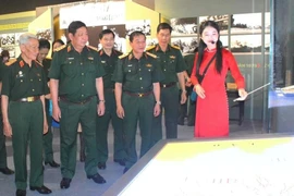 Les délégués à l'exposition au Musée d’histoire militaire du Vietnam à Hanoï. Photo: VNA