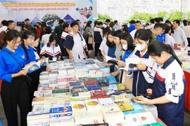 La Journée du livre et de la culture de la lecture au Vietnam attire un grand nombre de lecteurs, notamment des élèves et des étudiants de la province de Diên Biên (Nord). Photo : VNA