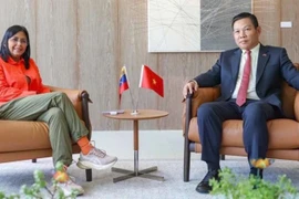 La vice-présidente exécutive du Venezuela, Delcy Rodríguez (à gauche) recevant l’ambassadeur du Vietnam au Venezuela, Vu Trung My, le 15 avril. Photo : ambassade du Vietnam au Venezuela