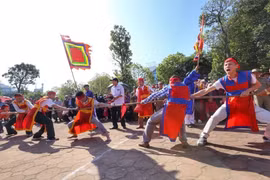 Le tir à la corde est un jeu folklorique fréquemment observé lors des fêtes traditionnelles. Photo: VNA