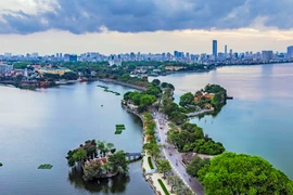Vue aérienne de la route Thanh Niên, située entre le lac de l'Ouest et le lac de Truc Bach, au nord-ouest du lac de l'Épée, à Hanoi. Photo: NDEL