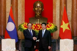 Le président Luong Cuong (à droite) reçoit le Premier ministre lao Sonexay Siphandone en marge du sommet P4G à Hanoï le 17 avril. Photo : VNA
