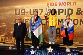 Nguyên Binh Vy (deuxième à droite) célèbre sa victoire lors des Championnats du monde d’échecs rapides et blitz FIDE 2025 des moins de 9 ans et des moins de 17 ans, en Turquie. Photo : Fédération vietnamienne des échecs