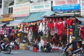 La morosité règne sur la rue Hai Thuong Lan Ông, même en pleine période des achats de Noël. Photo : laodong.vn