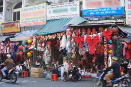 La morosité règne sur la rue Hai Thuong Lan Ông, même en pleine période des achats de Noël. Photo : laodong.vn
