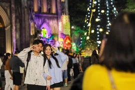 Devant la cathédrale Saint-Joseph de Hanoi. Photo: VNA