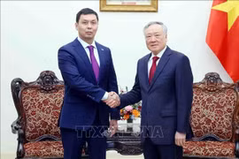 Le vice-Premier ministre Nguyên Hoa Binh (à droite) serre la main du président de l’Agence kazakhe de lutte contre la corruption Zhumagali A.Zh, à Hanoi, le 25 février. Photo : VNA