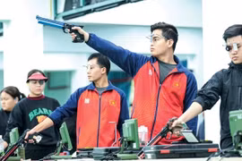 Phạm Quang Huy (deuxième à droite) et ses coéquipiers visent des médailles lors d'événements internationaux en 2025. Photo: VNS