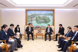 Le vice-Premier ministre Trân Hông Hà (à droite, au centre) recevant l’ambassadeur du Japon au Vietnam Ito Naoki, à Hanoi, le 25 février. Photo : VNA
