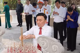 Trân Câm Tu, membre du Politburo et membre permanent du Secrétariat du Comité central du Parti, offre de l’encens sur la tombe du secrétaire général du Parti, Trân Phu, à Hà Tinh, le 29 avril. Photo : VNA