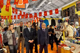 L'ambassadeur du Vietnam en France, Dinh Toàn Thang (droite), et le directeur de la Foire de Paris, Steven Abajoli, visitent les stands du Pavillon Vietnam. Photo: VNA