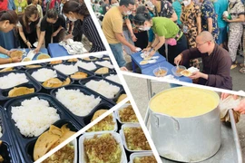 Le vénérable Thich Quang Tinh et des bénévoles de la cuisine caritative de la pagode Phuc Long distribuent des repas gratuits à l’Institut central d’hématologie et de transfusion sanguine à Hanoï. Photo : NVCC/CVN