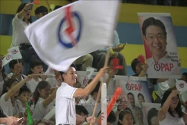 Des partisans du Parti d'action populaire. Quelque 2,76 millions de Singapouriens ont voté samedi 3 mai pour des législatives. Photo: Xinhua/VNA