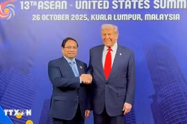 Le Premier ministre vietnamien Pham Minh Chinh et le président américain Donald Trump, à Kuala Lumpur, en Malaisie, le 26 octobre 2025. Photo: VNA