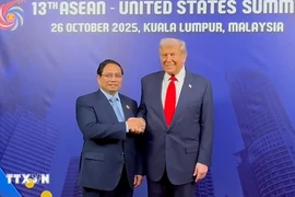 Le Premier ministre vietnamien Pham Minh Chinh et le président américain Donald Trump, à Kuala Lumpur, en Malaisie, le 26 octobre 2025. Photo: VNA